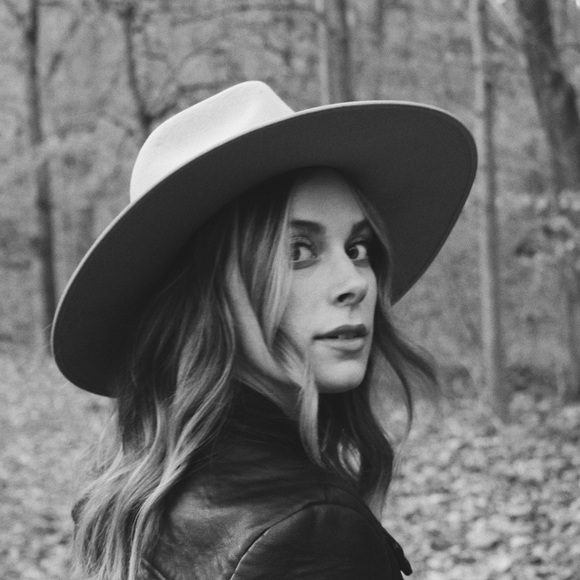 Meet your Posher, Carly - Picture 2 of 4